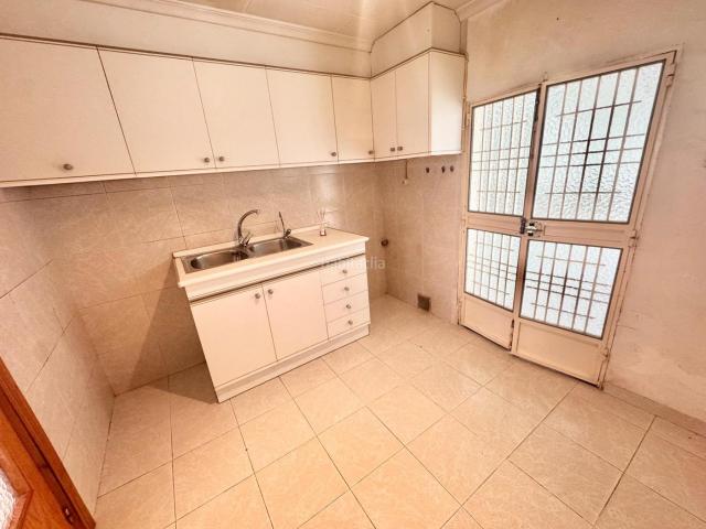 Piso en venta en Orihuela, Orihuela Ciudad. PISO EN PLANTA BAJA EN ORIHUELA CIUDAD, CON GARAJE AMPLIO, TERRAZA, SEMIREFORMADO. MUY ECONÓMICO!. Pisos.