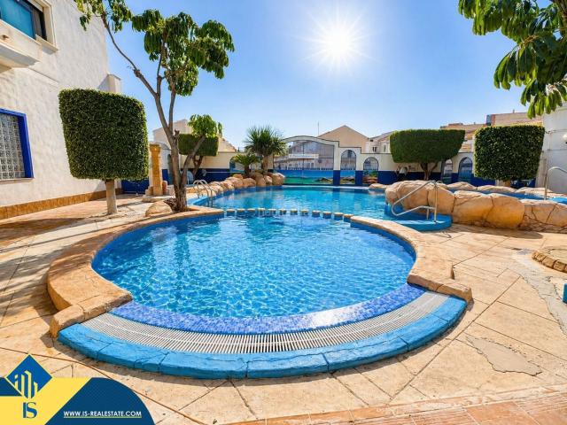 Piso en venta en Orihuela, Aguamarina. Apartamento con piscina comunitaria, en la provincia de Alicante, en Orihuela Costa. 2 habitaciones 98 m² A 200 metros del mar. Pisos.