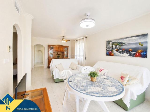 Piso en venta en Orihuela, Aguamarina. Apartamento con terraza en la provincia de Alicante, en Orihuela Costa. 2 habitaciones 80 m² A 300 metros del mar. Pisos.