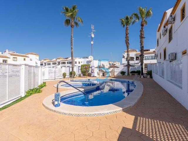 Piso en venta en Orihuela, Desamparados Hurchillo Torremendo. Apartamento de 2 habitaciones en la última planta orientado al sur con solarium privado en Vistabella Golf! Situado en la muy codi.