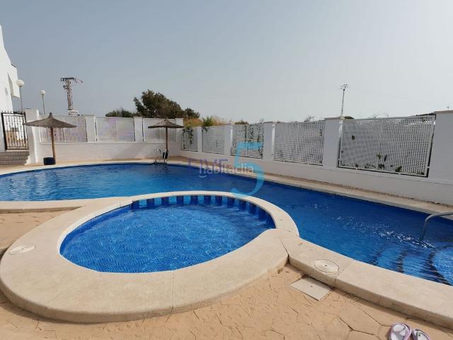 Piso en venta en Orihuela, Desamparados Hurchillo Torremendo. Precioso apartamento de 2 habitaciones en la planta baja y piscina común en Vistabella Golf! Este apartamento de 2 dormitorios y 1.