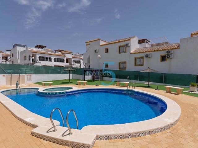 Piso en venta en Orihuela, Desamparados Hurchillo Torremendo. Precioso apartamento modernizado de 2 dormitorios en la planta baja y piscina común en Vistabella Golf! Este apartamento de 2 dorm.