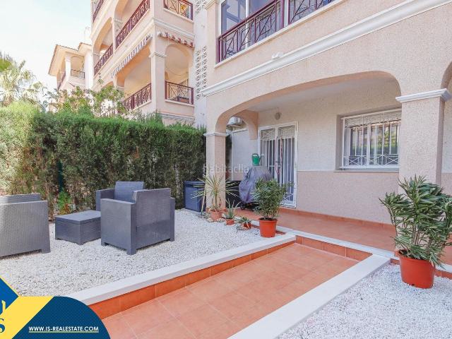 Piso en venta en Orihuela, La Florida. Apartamento con piscina comunitaria, en la provincia de Alicante, en Orihuela Costa. 2 habitaciones 122 m² A 2,2 km del mar. Pisos.