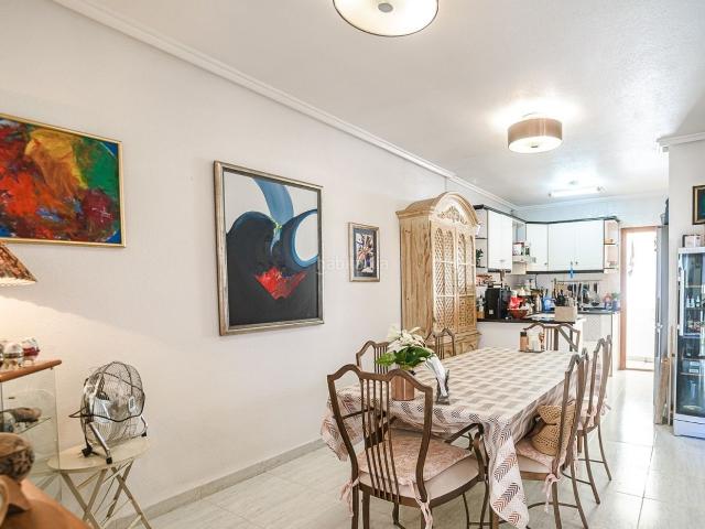 Piso en venta en Orihuela, La Florida. Descubra este espacioso apartamento de estilo mediterraacuteneo en la primera planta, ubicado en la prestigiosa urbanizacioacuten. Pisos.