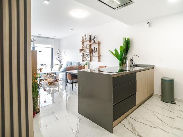 Piso en venta en Orihuela, La Florida. Este aacutetico praacutecticamente nuevo en Orihuela Costa combina la comodidad moderna con una ubicacioacuten privilegiada en la. Pisos.