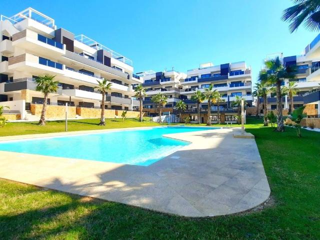 Piso en venta en Orihuela, La Florida. Este impresionante apartamento con ático de 3 dormitorios y 2 baños en Los Altos ofrece una vida moderna en una propiedad casi nue. Pisos.