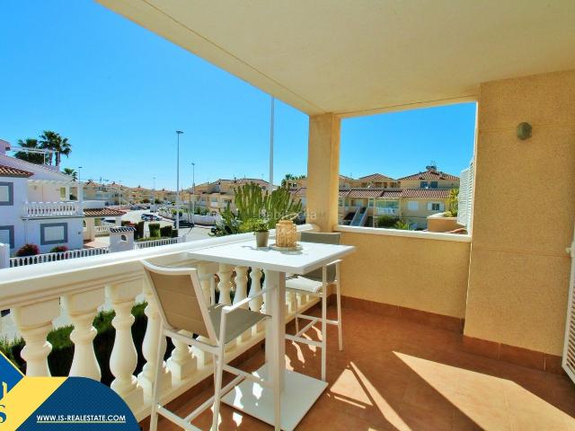 Piso en venta en Orihuela, La Zenia. Apartamento con piscina comunitaria, en la provincia de Alicante, en Orihuela Costa. 2 habitaciones 77 m² A 400 metros del mar. Pisos.