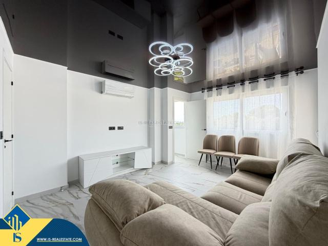 Piso en venta en Orihuela, La Zenia. Apartamento reformado con terraza, en la provincia de Alicante, en Orihuela Costa. 1 habitación 64 m² A 400 metros del mar. Pisos.