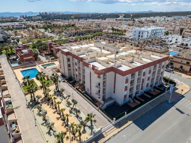 Piso en venta en Orihuela, Lomas de Cabo Roig Los Dolses. Ubicado en la encantadora localidad de Orihuela, este conjunto residencial ofrece una variedad de opciones de vivienda que se adap. Pisos.