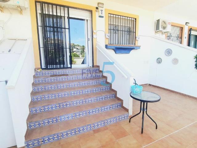 Piso en venta en Orihuela, Villamartín Las Filipinas. 5 Real Estate se complace en comercializar este apartamento superplanta baja de 2 dormitorios y 1 baño en Urbanisation Costa Paraí. Pisos.