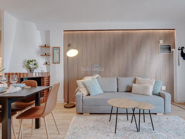 Piso en venta en Orihuela, Villamartín Las Filipinas. 5 Real Estate se complace en comercializar este espacioso apartamento renovado de 3 dormitorios y 1 baño, en la última planta, en. Pisos.