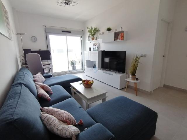 Piso en venta en Orihuela, Villamartín Las Filipinas. Este hermoso apartamento completamente amueblado de dos dormitorios y dos baños está ubicado dentro de un complejo privado y cerra. Pisos.