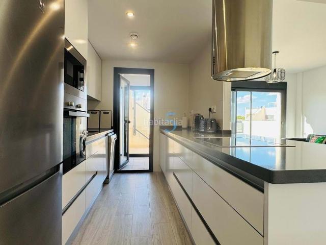 Piso en venta en Orihuela, Villamartín Las Filipinas. Este impresionante ático de dos dormitorios y dos baños, totalmente amueblado, se encuentra en Villamartín, un entorno ideal muy c. Pisos.