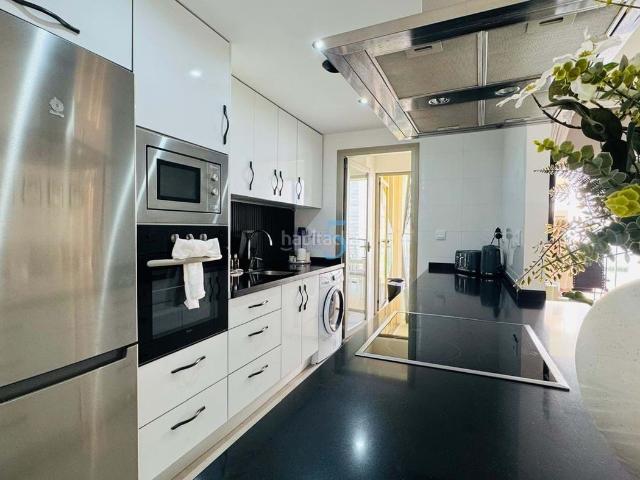 Piso en venta en Orihuela, Villamartín Las Filipinas. Este moderno y elegante apartamento de dos dormitorios y dos baños en la primera planta está situado dentro de la codiciada urbani. Pisos.