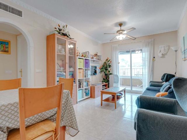 Piso en venta en Orihuela, Villamartín Las Filipinas. Este precioso apartamento de dos habitaciones y un baño, completamente amueblado, en la segunda planta, se encuentra dentro del co. Pisos.