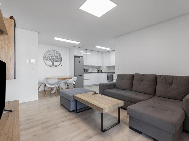 Piso en venta en Orihuela, Villamartín Las Filipinas. Luminoso y moderno apartamento de tres dormitorios en el prestigioso complejo Green Hills, Orihuela Costa. Amplia terraza, plaza d. Pisos.