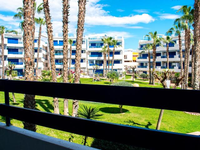 Piso en venta en Orihuela, Zeniamar Horizonte La Campana. Descubre este precioso apartamento de dos habitaciones y dos baños, ubicado en la planta baja de un exclusivo complejo residencial. Pisos.