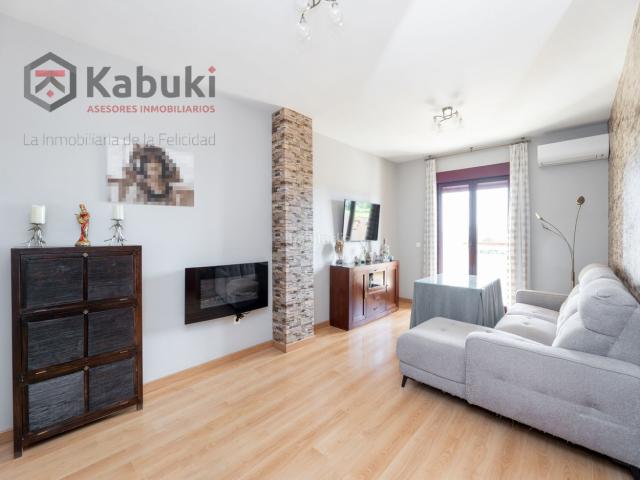Piso en venta en Atarfe. Disfruta de la comodidad y la calidad de vida que ofrece este luminoso piso en venta en Atarfe, una vivienda amplia y muy bien dis. Pisos.