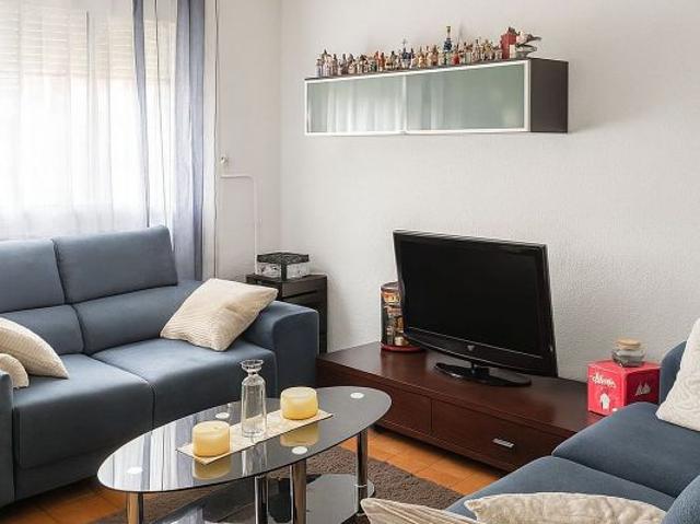 Piso en venta en avenida D'amèrica, Badalona, de 53 m² 3 habitaciones por 150.000