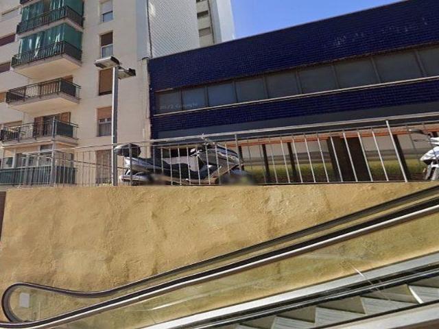 Piso en venta en avenida De Can Serra, Hospitalet de Llobregat, L´, de 64 m² 3 habitaciones por 204.000
