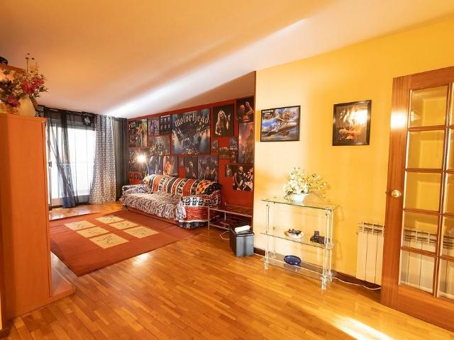 Piso en venta en avenida De la Comunitat Europea, Badalona, de 105 m² 4 habitaciones por 439.000