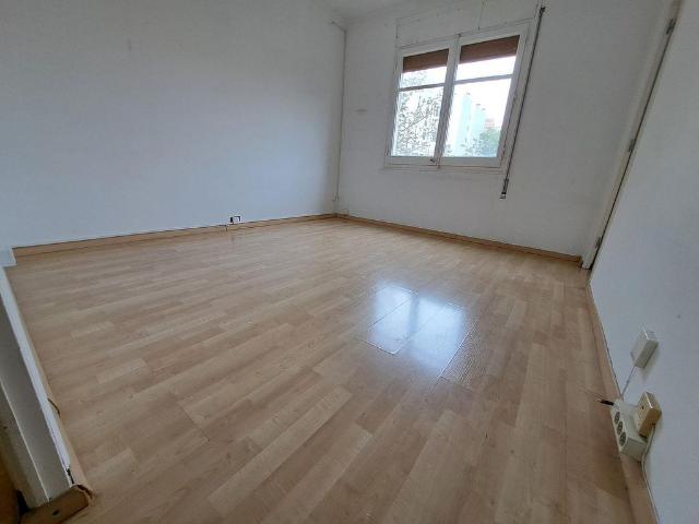 Piso en venta en avenida De la Mare de Déu de Montserrat, Barcelona, de 50 m² 2 habitaciones por 223.000