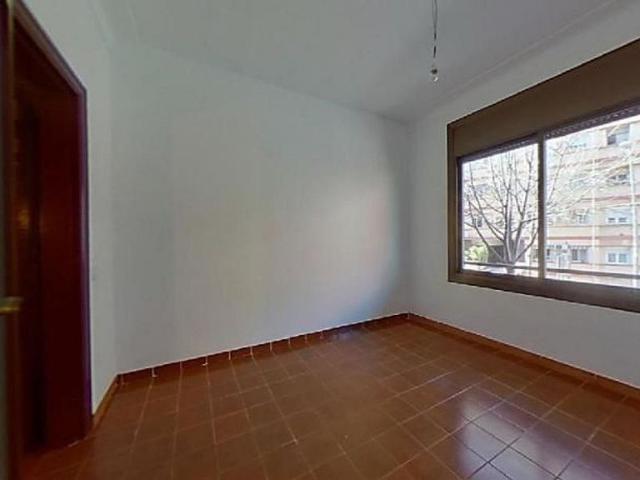 Piso en venta en avenida De la Mare de Déu de Montserrat, Barcelona, de 82 m² 4 habitaciones por 257.000