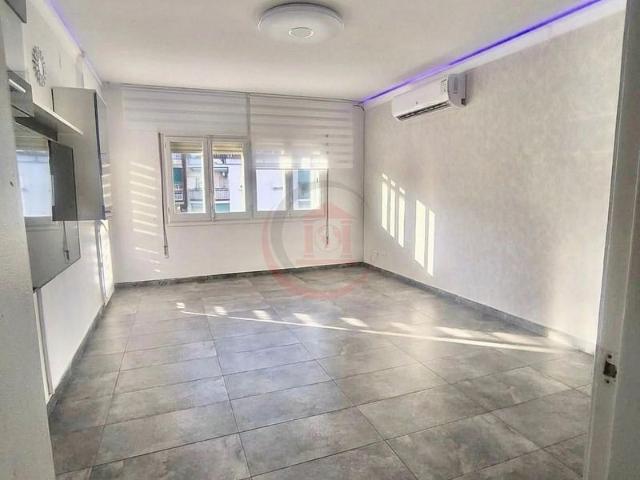 Piso en venta en avenida De la Verge de Montserrat, Prat de Llobregat, El, de 180 m² 7 habitaciones por 475.000