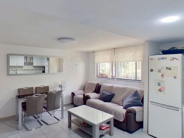 Piso en venta en avenida De la Via de la Plata, Badia del Vallès, de 76 m² 3 habitaciones por 196.000