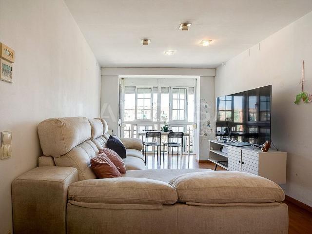 Piso en venta en avenida De Les Corts Catalanes, Sant Adrià de Besos, de 58 m² 3 habitaciones por 230.000
