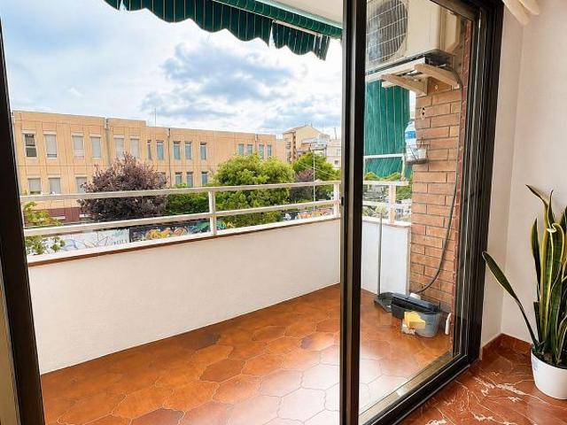 Piso en venta en avenida De Lloreda, Badalona, de 64 m² 3 habitaciones por 286.000