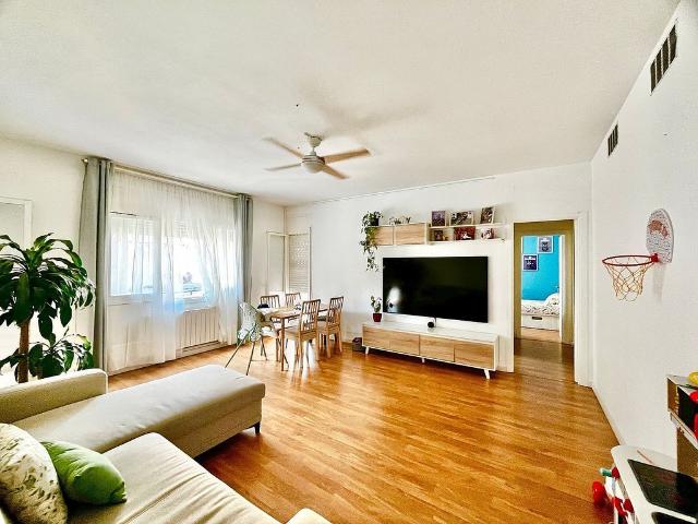 Piso en venta en avenida De Prat de la Riba, Badalona, de 105 m² 4 habitaciones por 349.500