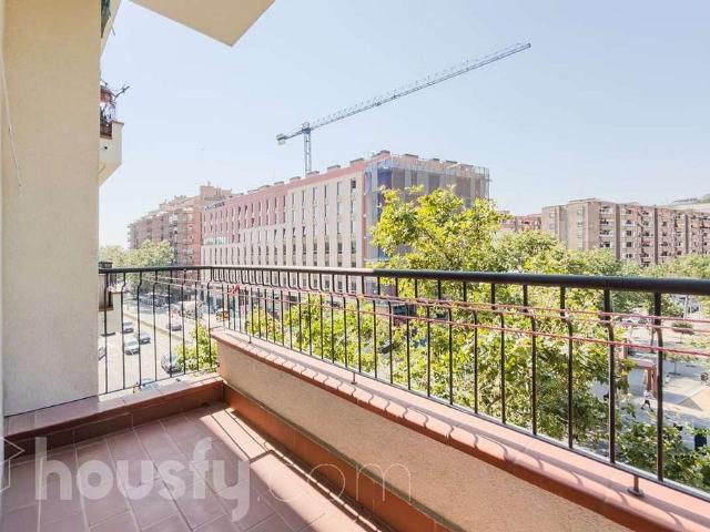 Piso en venta en avenida Del Paral·Lel, Barcelona, de 64 m² 3 habitaciones por 298.000