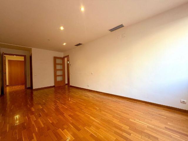 Piso en venta en avenida Del Paral·Lel, Barcelona, de 65 m² 2 habitaciones por 269.000