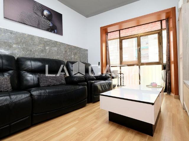 Piso en venta en avenida Dels Quinze, Barcelona, de 75 m² 3 habitaciones por 350.000