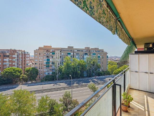 Piso en venta en avenida Meridiana, Barcelona, de 65 m² 3 habitaciones por 315.000