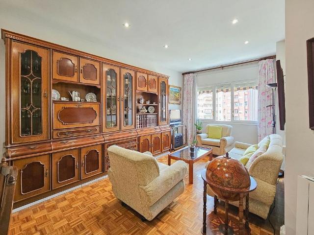 Piso en venta en avenida Meridiana, Barcelona, de 69 m² 4 habitaciones por 440.000