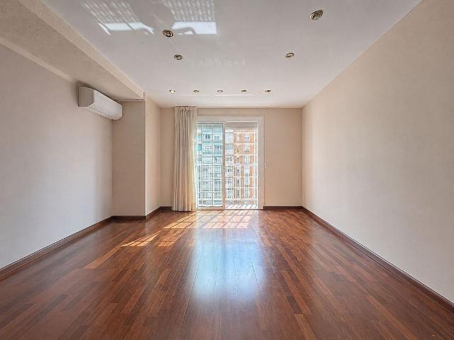 Piso en venta en avenida Meridiana, Barcelona, de 70 m² 3 habitaciones por 368.000