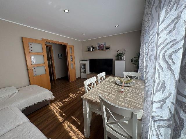 Piso en venta en avenida Tres, Santa Perpètua de Mogoda, de 69 m² 3 habitaciones por 240.000