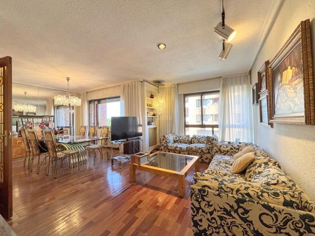 Piso en venta en Ávila, Centro. Amplio piso en venta en el corazón de Ávila, zona Centro. Pisos.