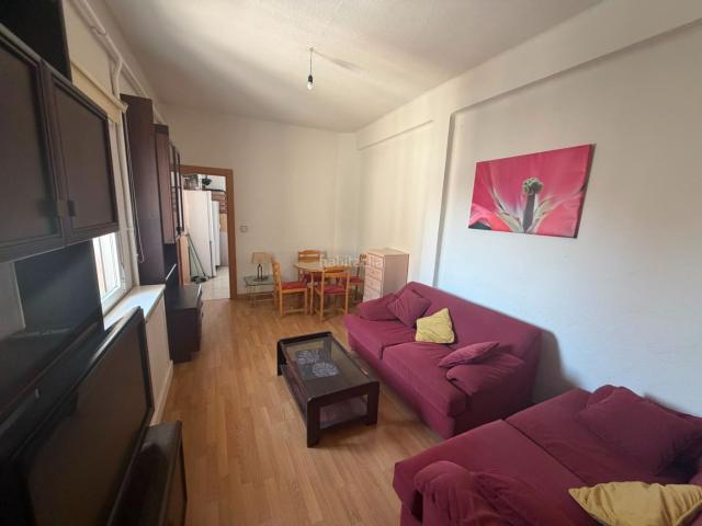 Piso en venta en Ávila, Centro. ¡Luminoso piso semireformado con garaje en pleno centro de Ávila!. Pisos.