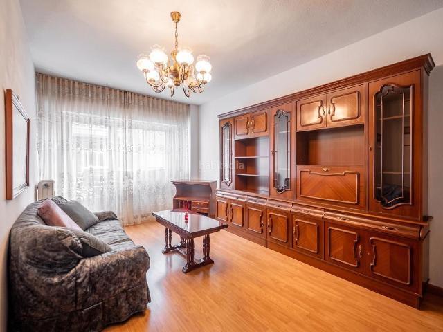Piso en venta en Ávila, Sur. Luminoso PISO de 3 DORMITORIOS con TERRAZA en la Zona Sur de Ávila. Pisos.