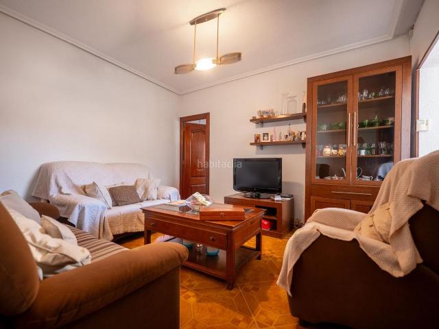 Piso en venta en Ávila, San Antonio. Amplio piso para ENTRAR A VIVIR junto a la AV MADRID. Pisos.
