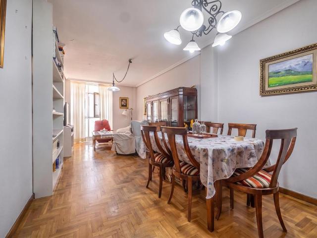 Piso en venta en Ávila, Santo Tomás. Piso de 3 dormitorios con Ascensor para entrar a vivir en Santo Tomás. Pisos.