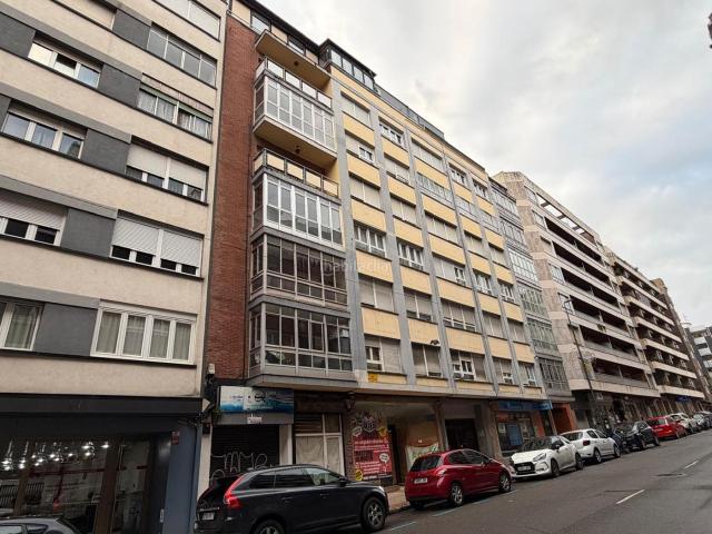 Piso en venta en Avilés, Centro. Amplio piso con terraza cerrada en calle La Cámara. Pisos.