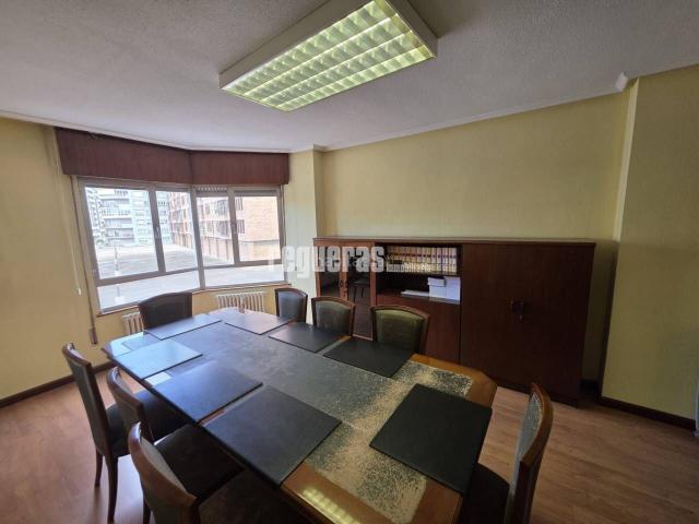 Piso en venta en Avilés, Centro. Exclusivo inmueble de 263,79 m en el centro de Avilés, junto al Parque de Las Meanas. Pisos.