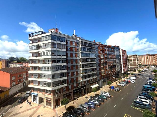 Piso en venta en Avilés, El Carbayedo El Quirinal. Amplio piso de 3 habitaciones con terraza y ascensor en la zona de El Carbayedo, Avilés. Pisos.