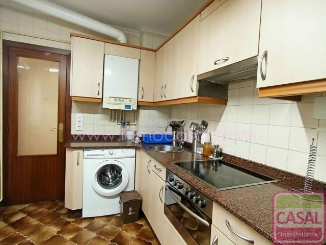 Piso en venta en Avilés, El Carbayedo El Quirinal. Piso exterior en Carbayedo, 3 habitaciones, baño reformado con ducha, salón amplio, cocina equipada y despensa. Listo para entrar. Pisos.