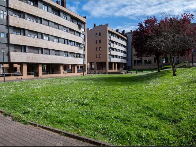 Piso en venta en Avilés, Llaranes. Amplia vivienda de 2 dormitorios, tercera planta, EXTERIOR, con plaza de GARAJE y cuarto TRASTERO. Si buscas una vivienda cómoda. Pisos.