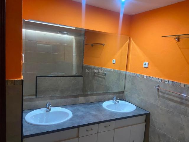 Piso en venta en Abrera. Piso para entrar a vivir, zona muy céntrica al lado del colegio. Pisos.